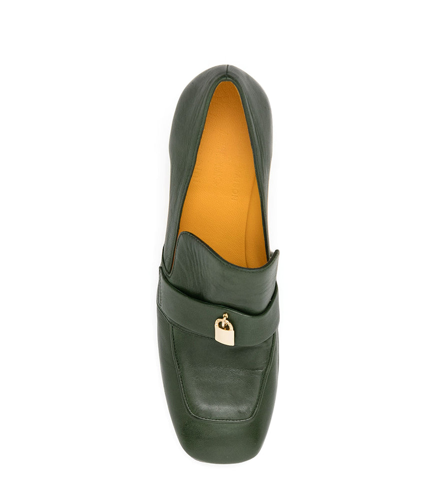 
                      
                        Mocasín con tacón de cerradura de cuero verde
                      
                    